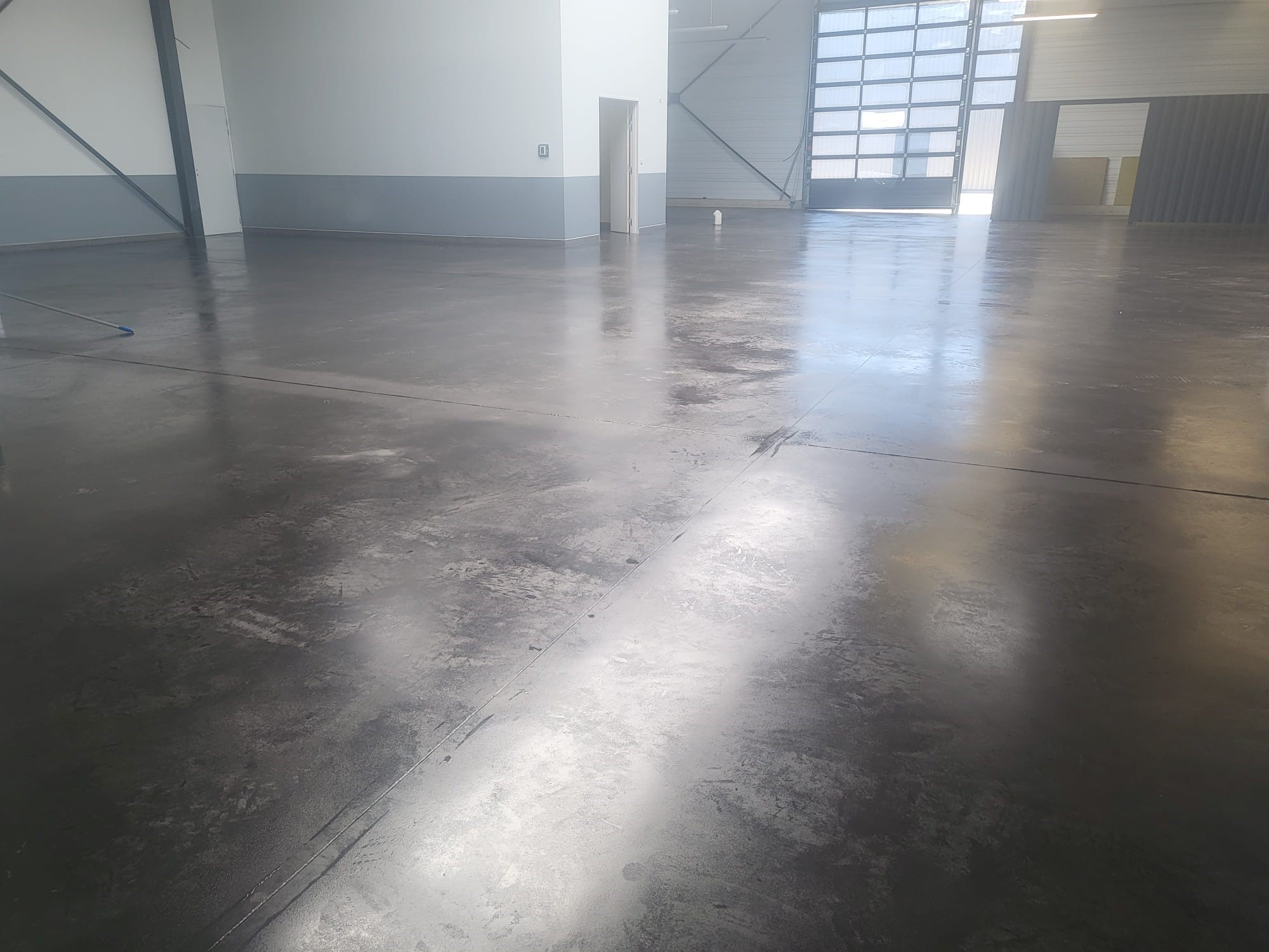 Réalisation d'un sol avec une finition quartz gris pour un garage auto