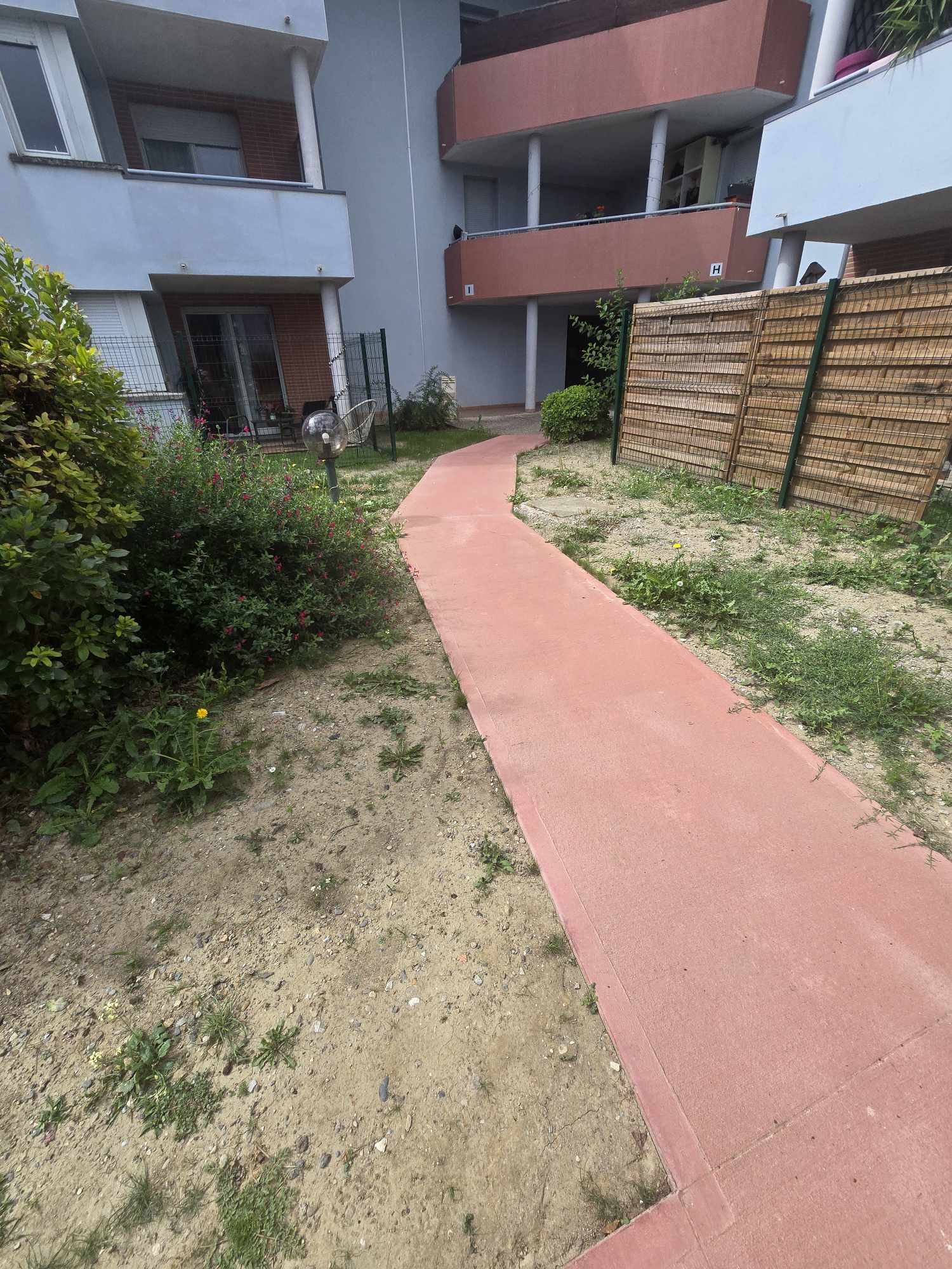Réalisation de plusieurs chemins bétonnés avec finition balayée et quartz rouge 