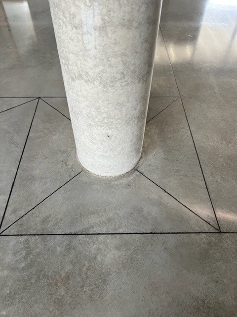 Sol pour groupe scolaire avec finition quartz gris naturel et bouche pores