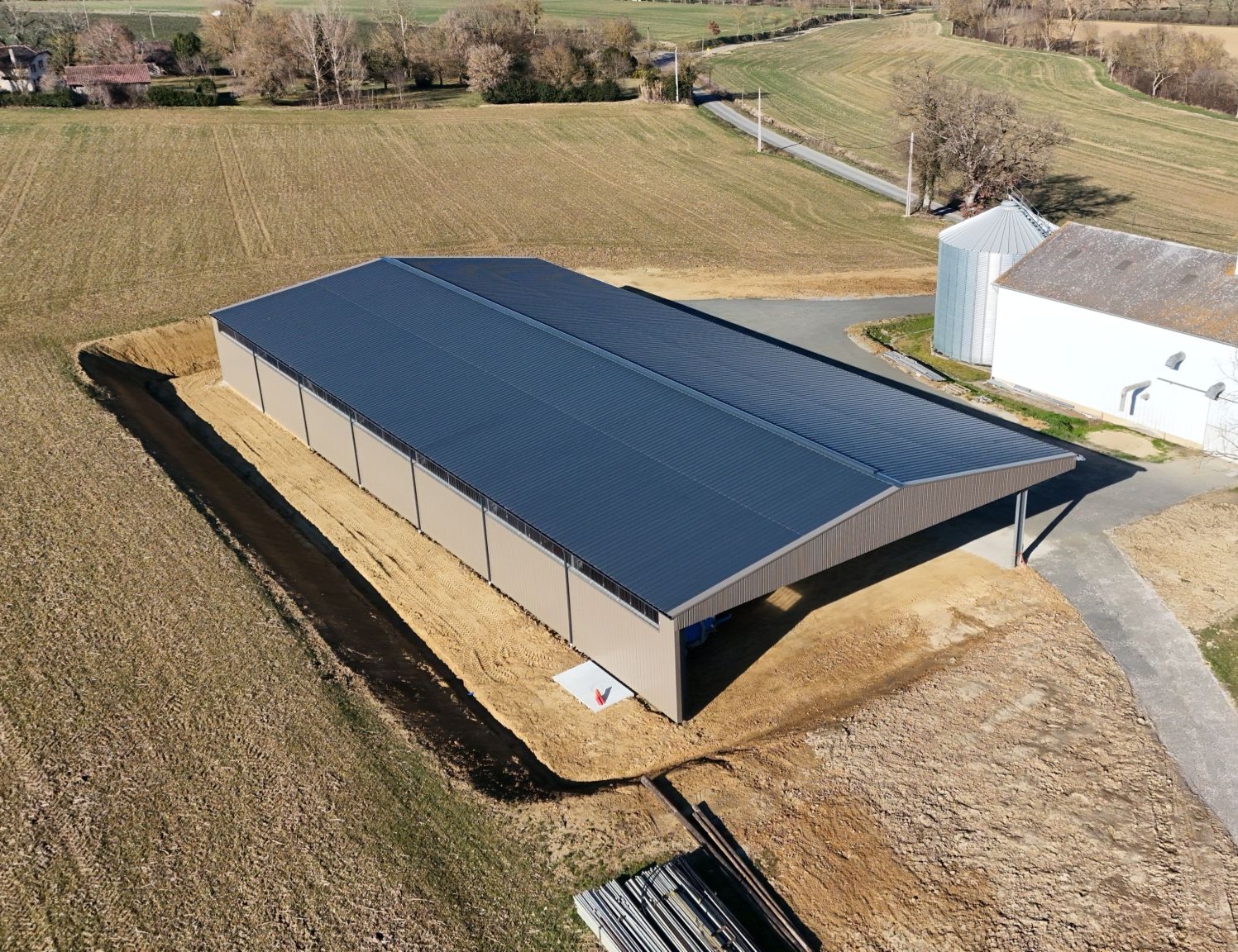 Plan en drone d'une structure agricole avec un de nos sols industriels