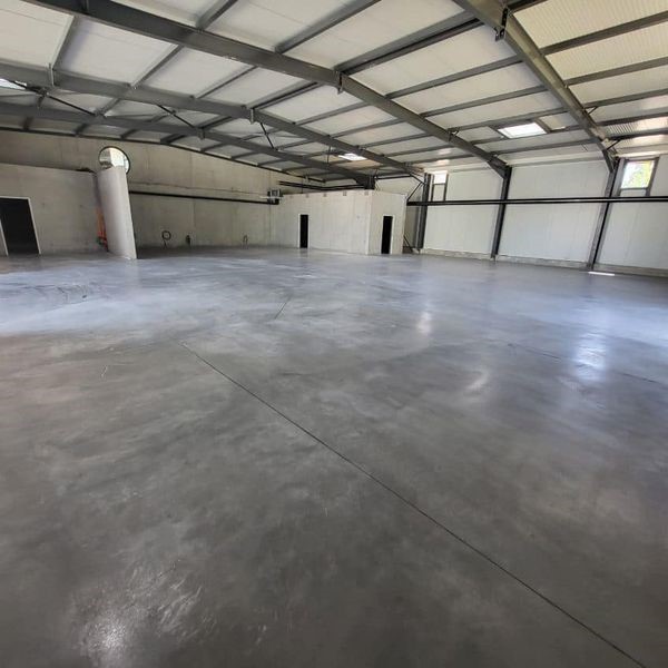 Bâtiments commerciaux sur 5000 m², finition lissée quartz gris naturel et bouche pores