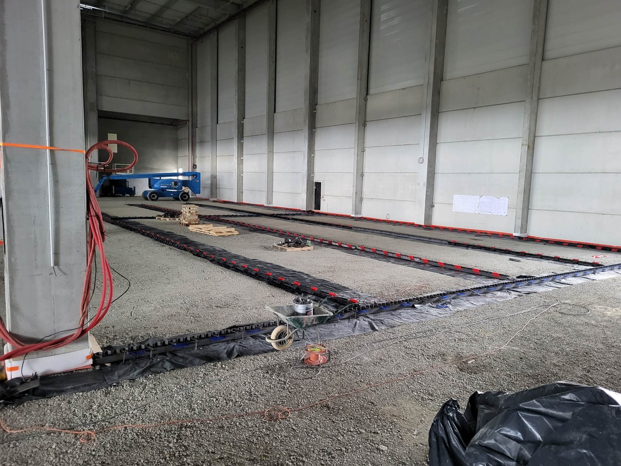 Création d'un sol pour un bâtiment de stockage et logistique, durcisseur de surface corindon, remplissage des joints sciés