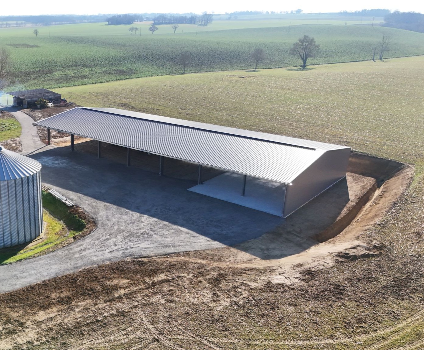 Plan en drone d'une structure agricole avec un de nos sols industriels