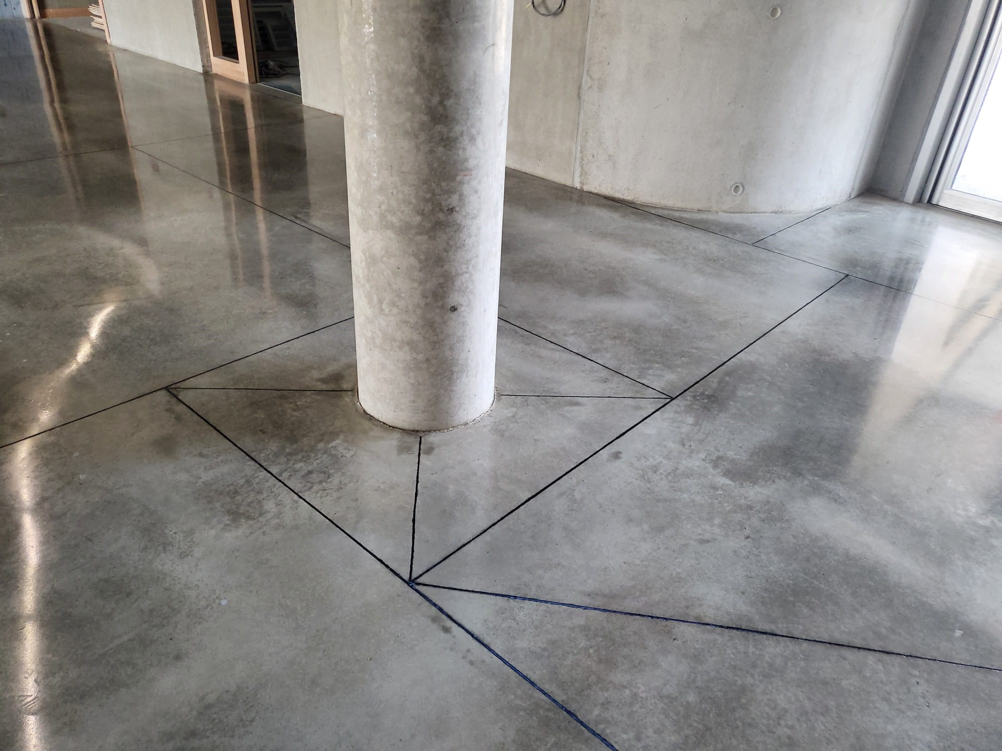 Sol pour bâtiment scolaire avec finition quartz gris naturel et bouche pores