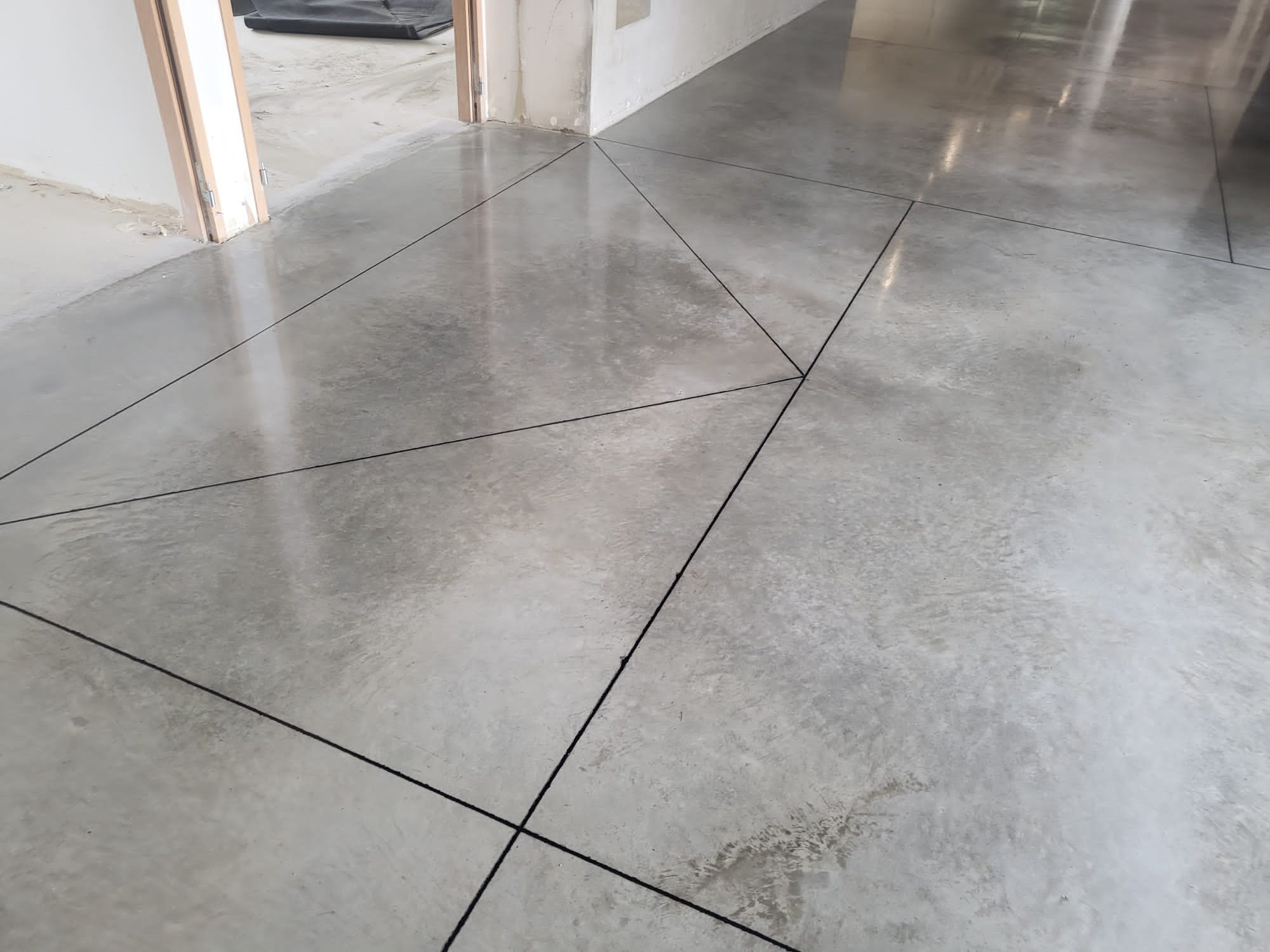 Sol pour bâtiment scolaire avec finition quartz gris naturel et bouche pores