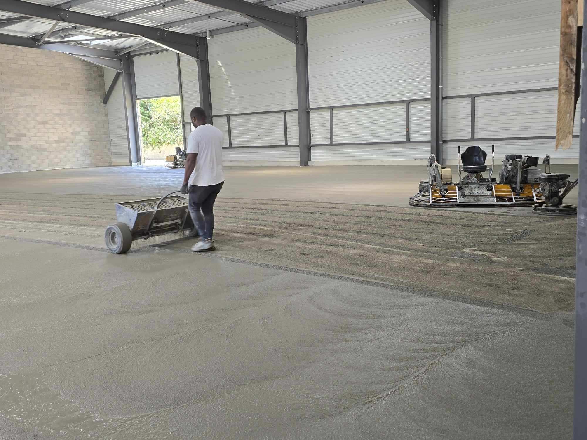 Bâtiments commerciaux sur 5000 m², finition lissée quartz gris naturel et bouche pores