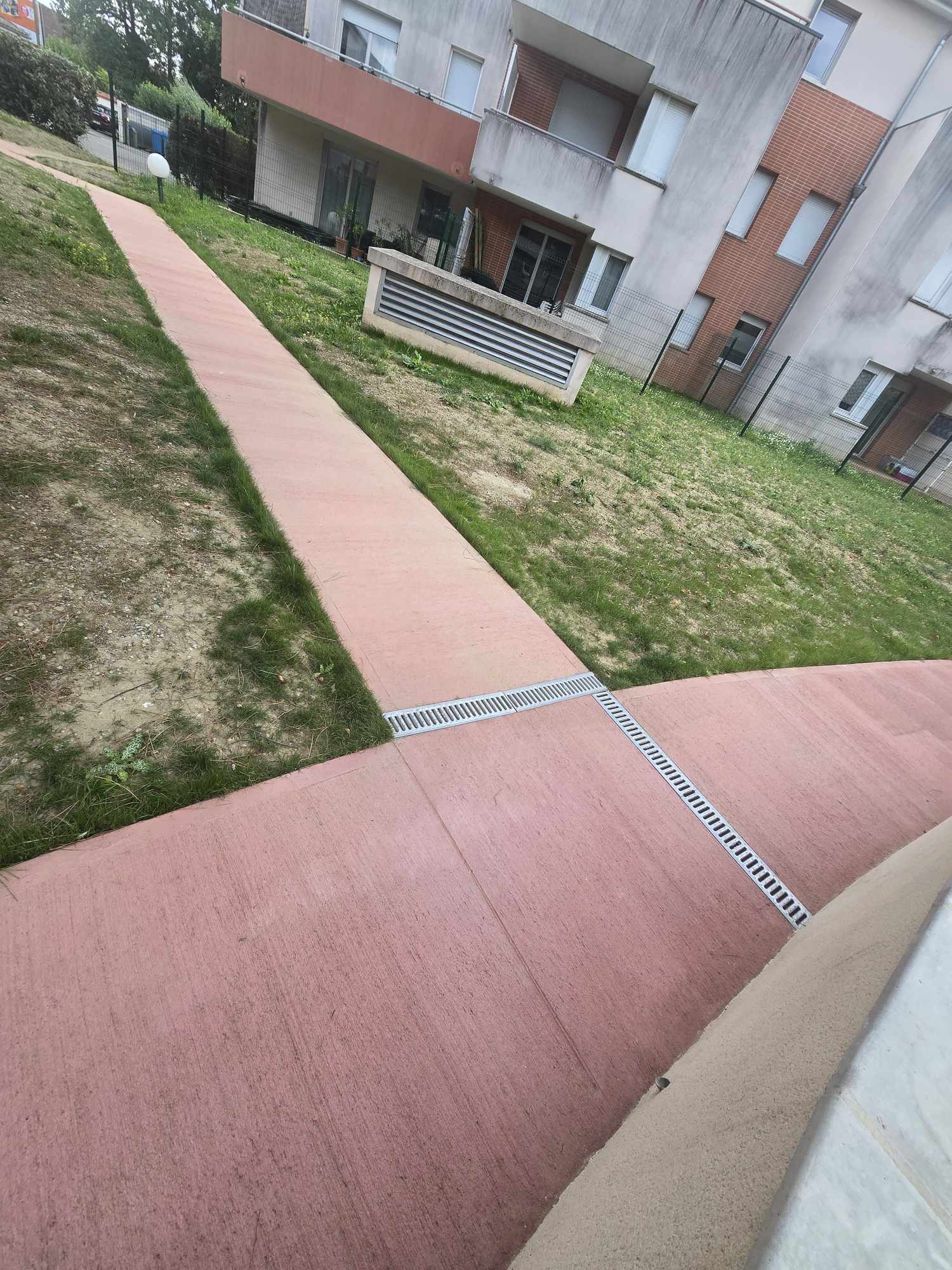 Création de plusieurs chemins bétonnés avec finition balayée et quartz rouge 