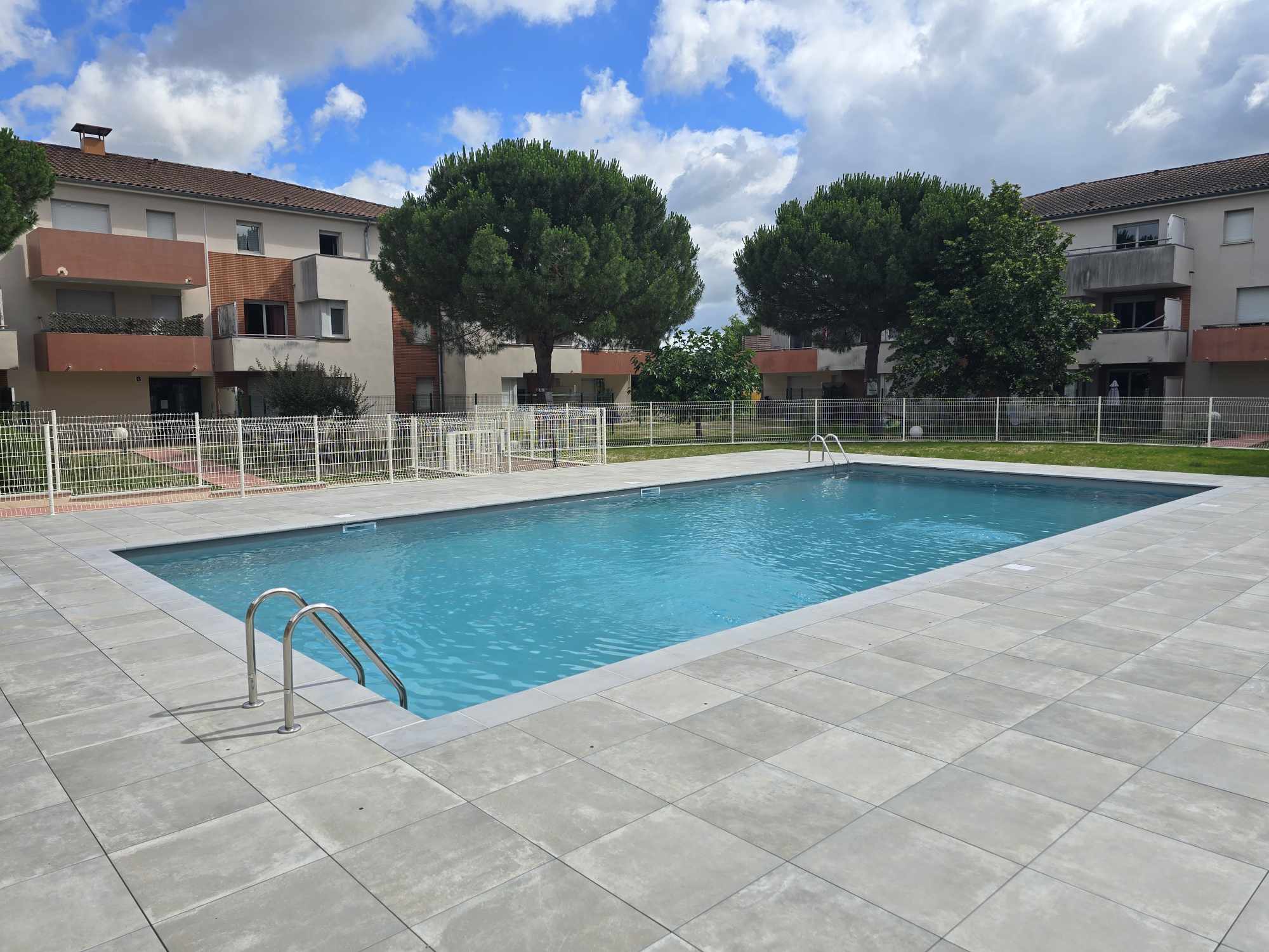 Réalisation de plusieurs chemins avec finition balayée et quartz rouge