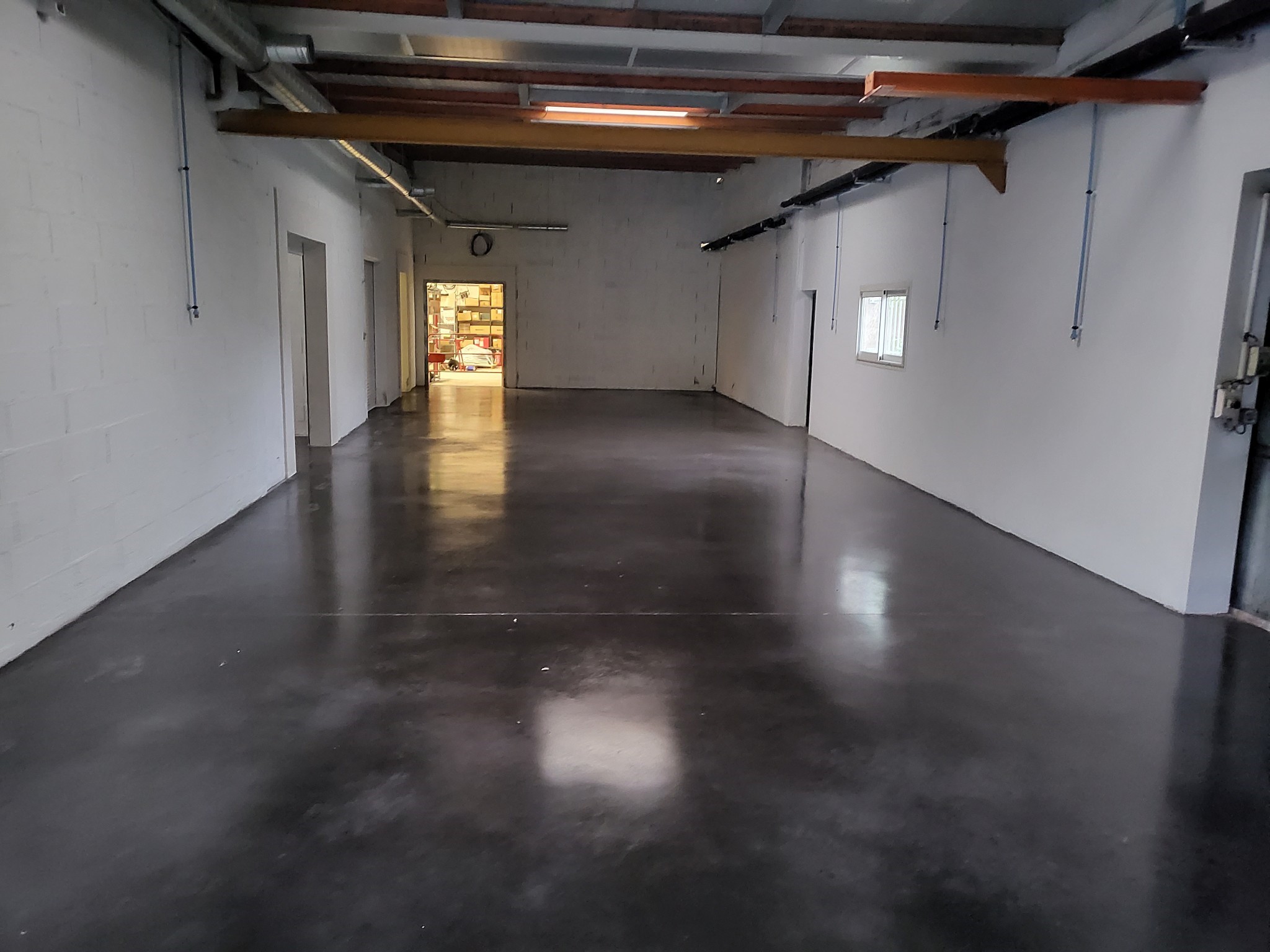 Salle avec finition talochée avec quartz anthracite et bouche pores