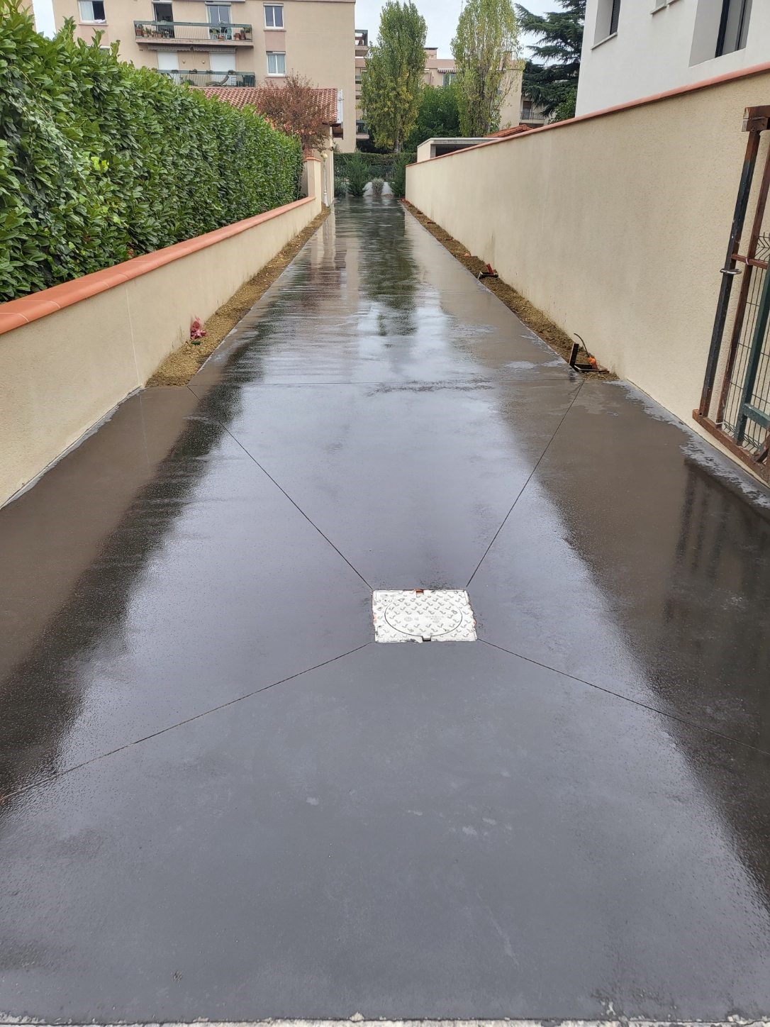 Dallage sur un cheminement piéton avec quartz anthracite et bouche pores