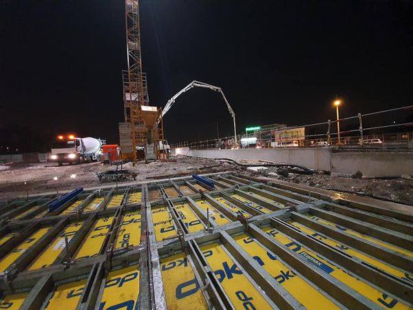 Création de radier et plancher sur 60 000 m², finition lissée à l'hélicoptère