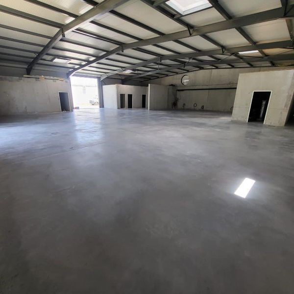 Bâtiments commerciaux sur 5000 m², finition lissée quartz gris naturel et bouche pores