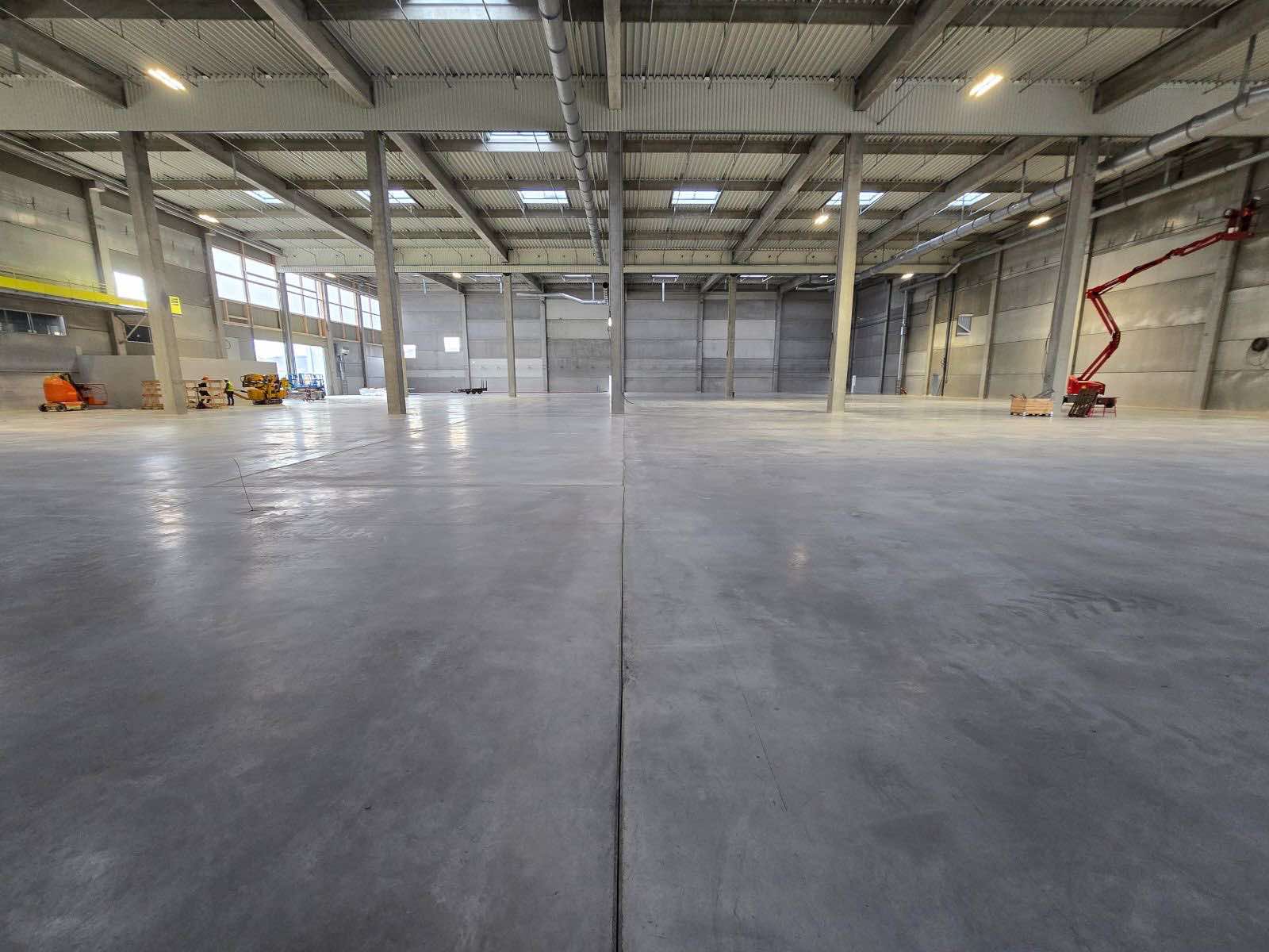 sols industriels pour un bâtiment de 6000 m² créé en plusieurs étapes