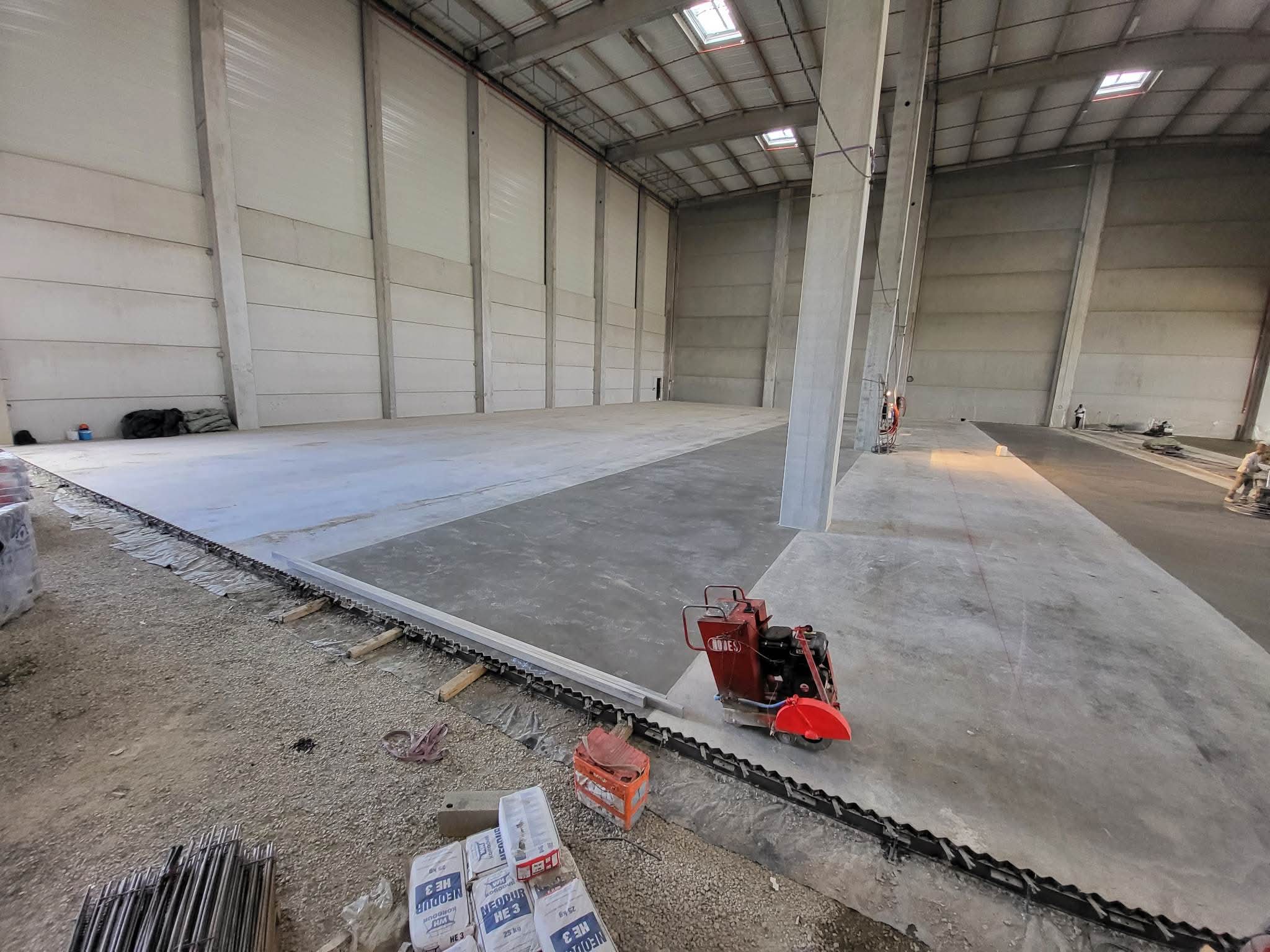 Création d'un sol pour un bâtiment logistique et stockage