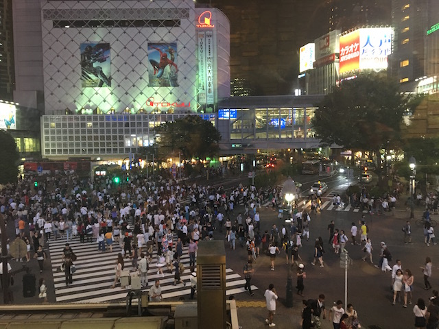 Die riesige Kreuzung in Shibuya, hier gehen rund 3000 Menschen über die Kreuzung in einer Grünphase