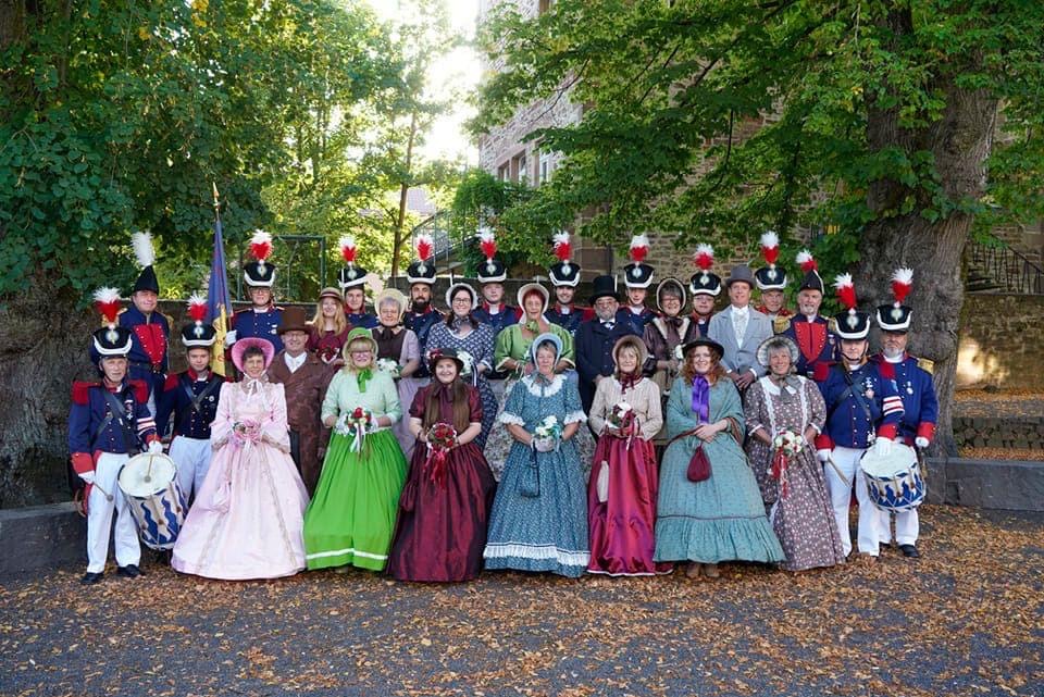 Gruppenbild von der Biedermeiergruppe und die Bürgergarde 2022