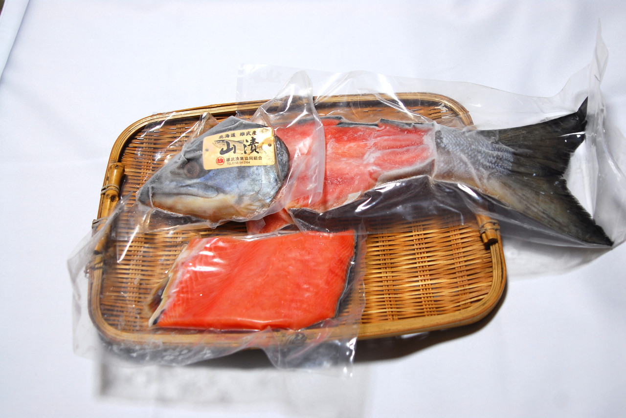 山漬け鮭　雄武産　北海道のメロンやとうもろこしなどの農産物と若鶏の半身焼きやサフォークラムチョップなどの畜産品の販売