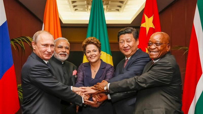 Ende des Dollars: Südafrika sagt, dass über 40 Länder BRICS beitreten wollen!