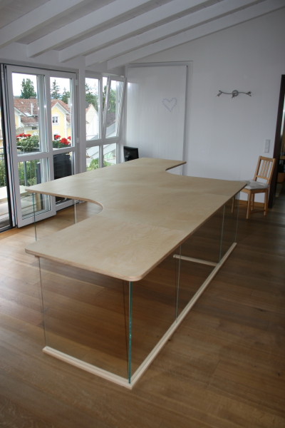 Schreibtisch aus Birke Multiplex mit Glasuntergestell ESG Weißglas