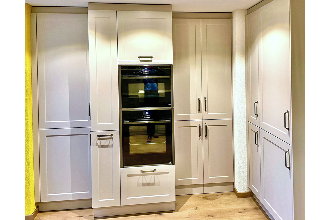 Systhema - Viareggio mit Durchgangstür in Hauswirtschaftsraum