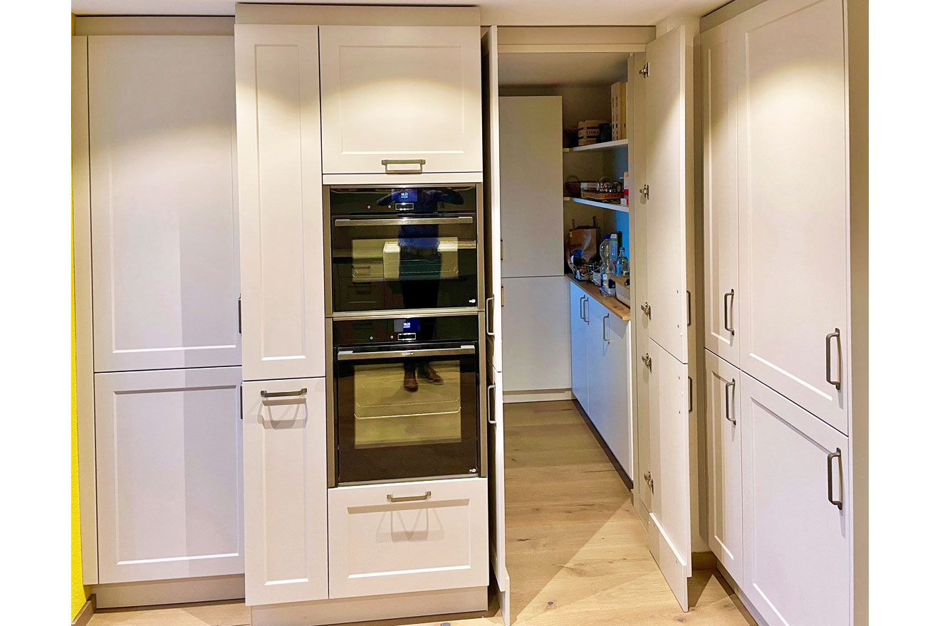 Systhema - Viareggio mit Durchgangstür in Hauswirtschaftsraum