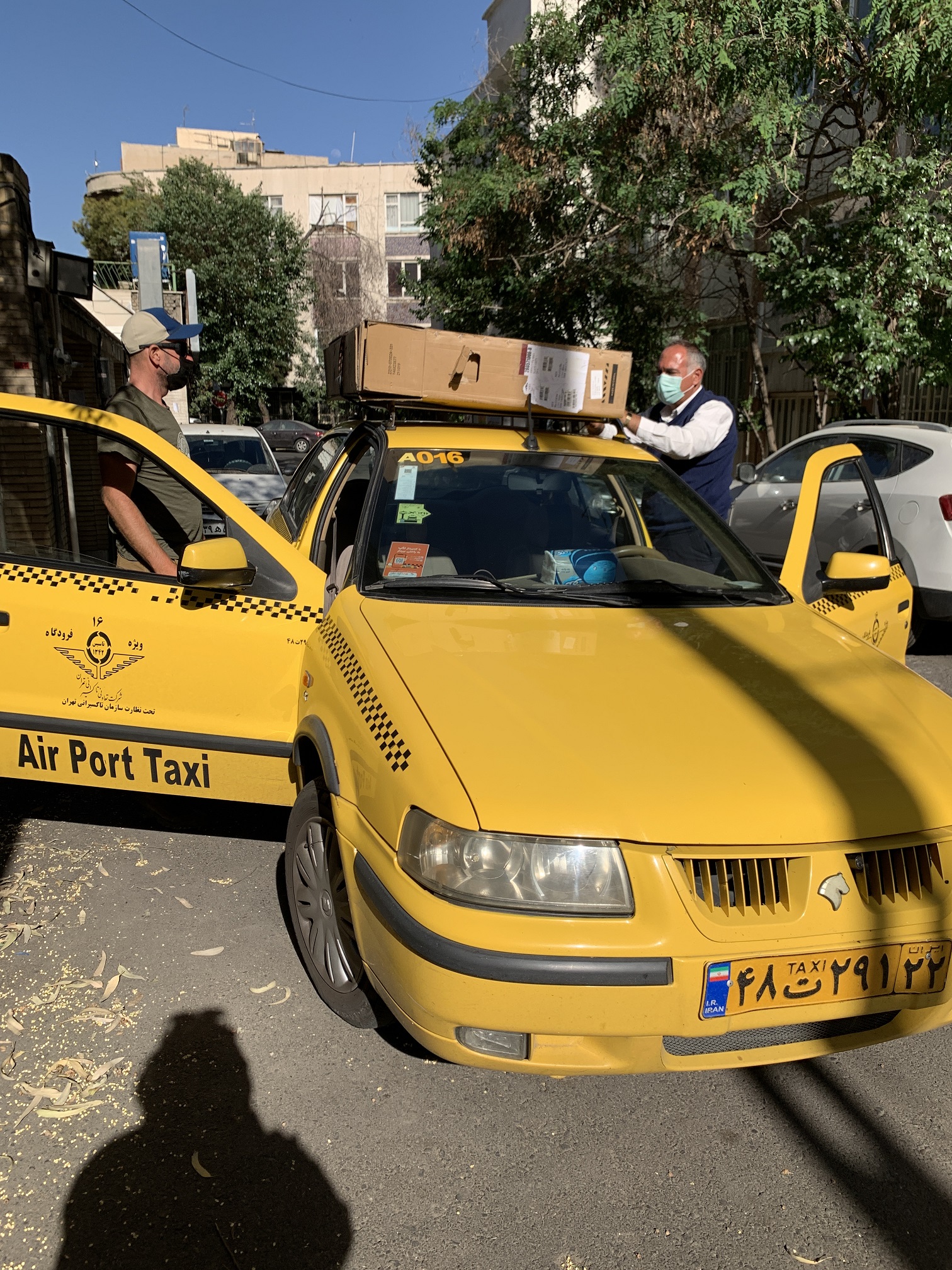 Fahrradkartons sicher ins Hostel transportiert.