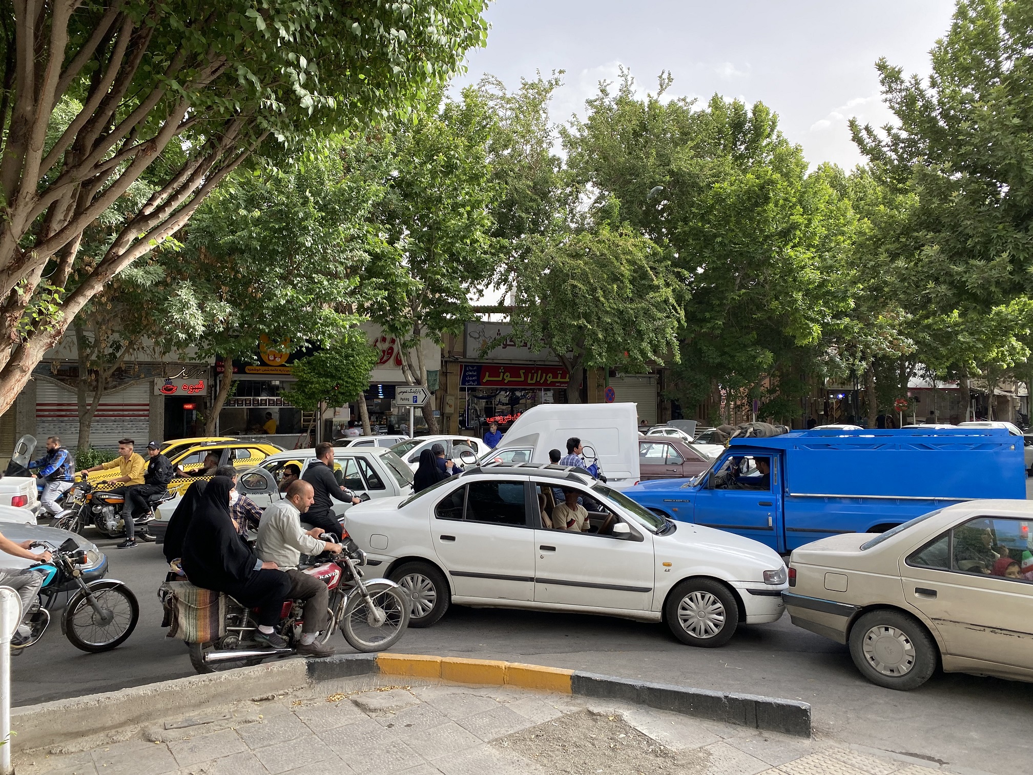 Kein seltener Anblick im Iran - Verkehrschaos.