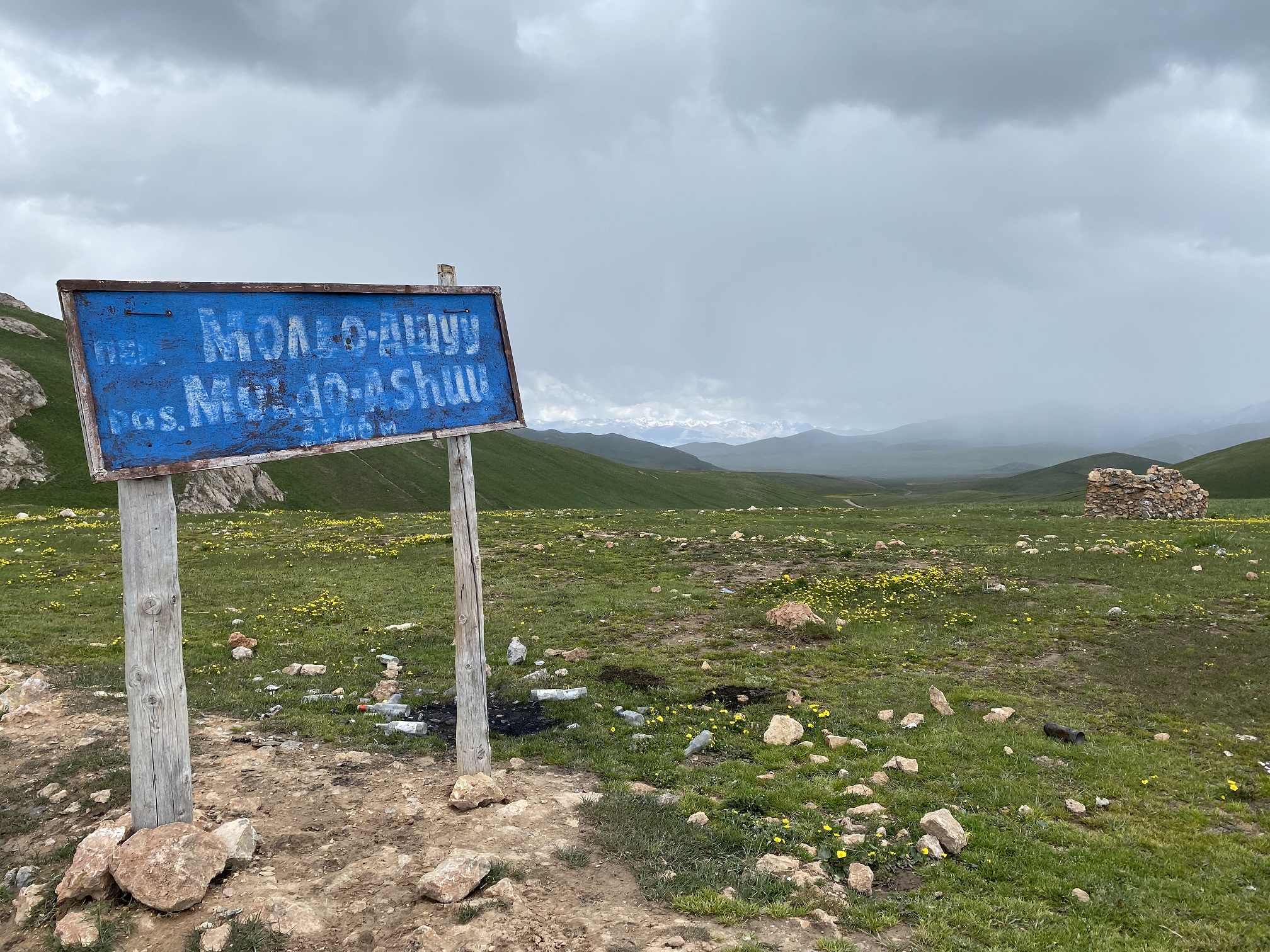 Über einen kleineren Pass geht's wieder hinab ins Tal.