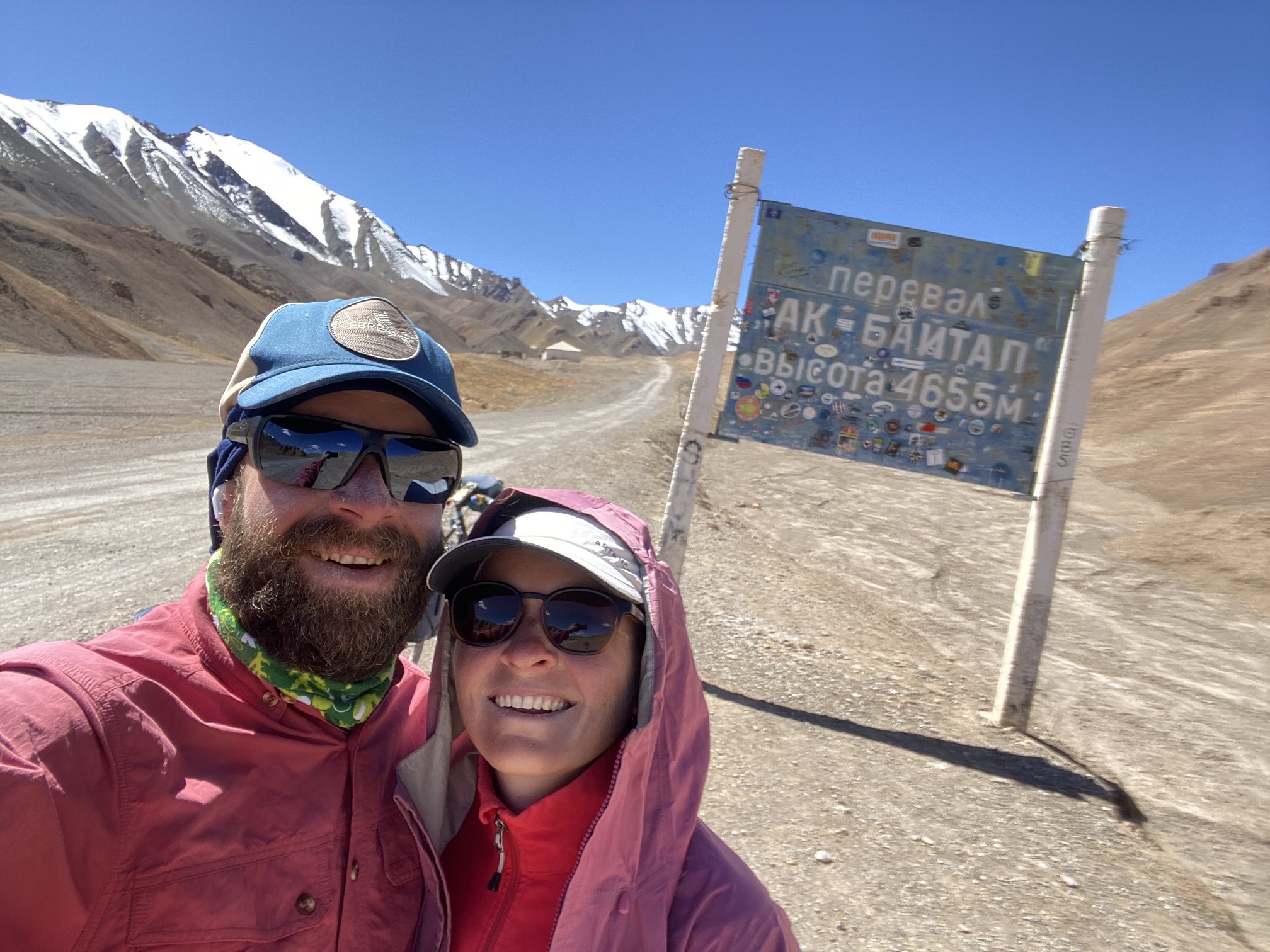 Leider steht das Schild für den Pass drei Kilometer davor....