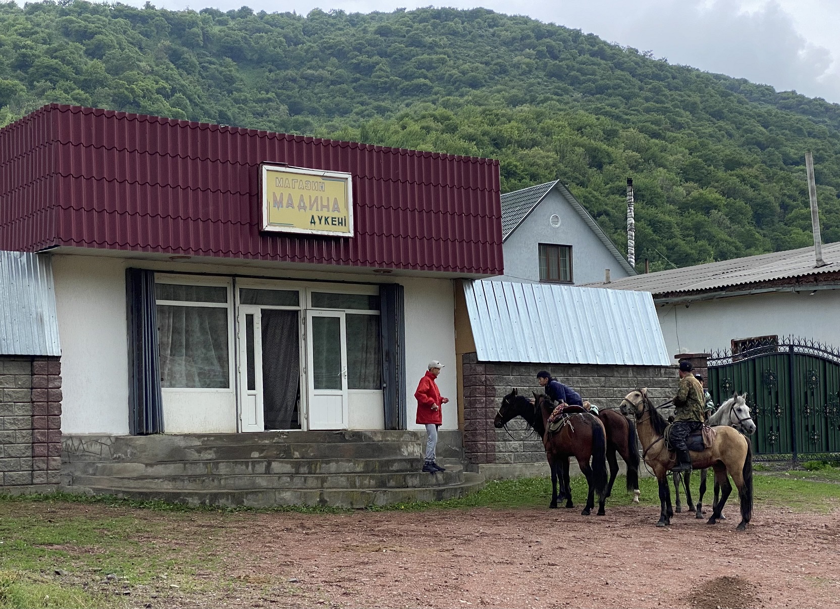 Shopping wird hier natürlich zu Pferd erledigt.