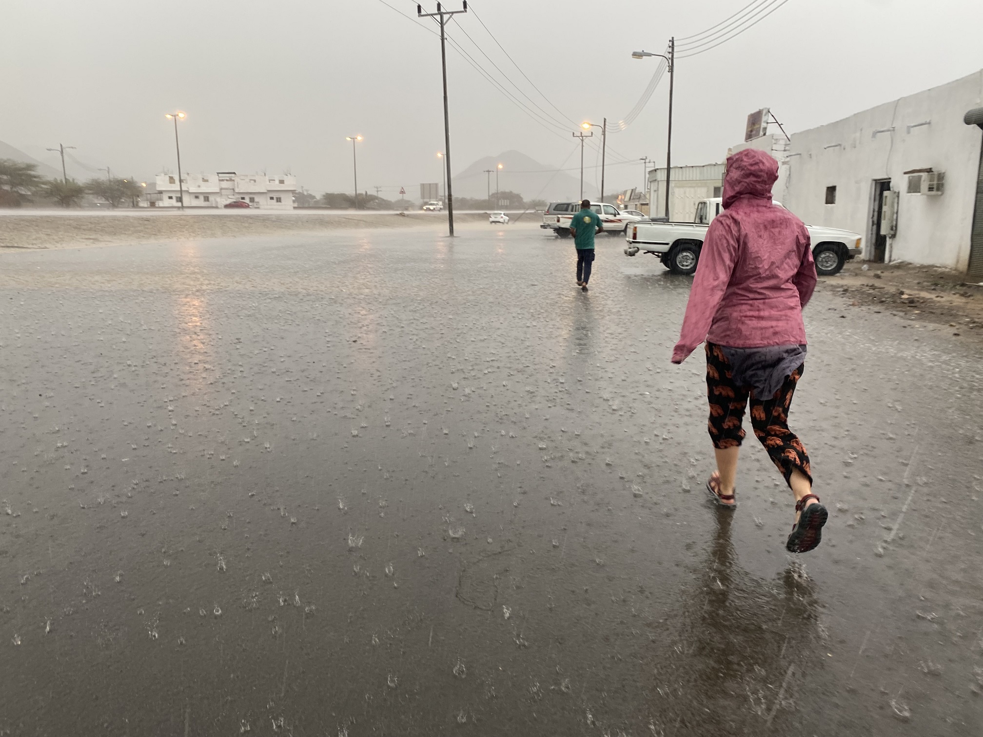 ein Bangladescher rettet uns vor dem Regen...