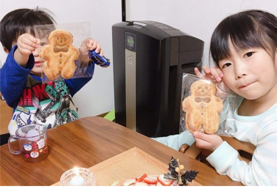 家庭でのお菓子作りのお手伝いの写真