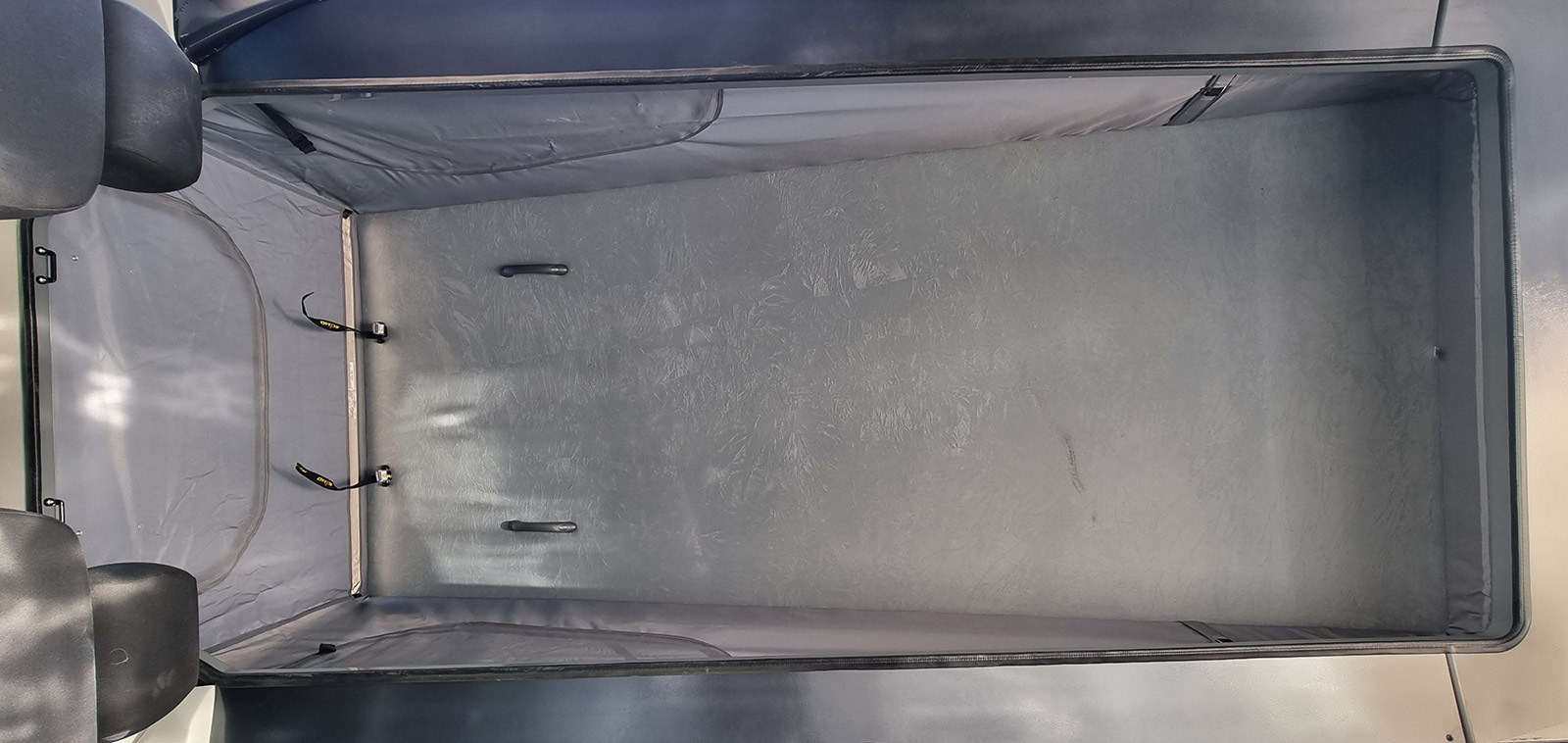 view from inside into the Reimo Easyfit roof when open