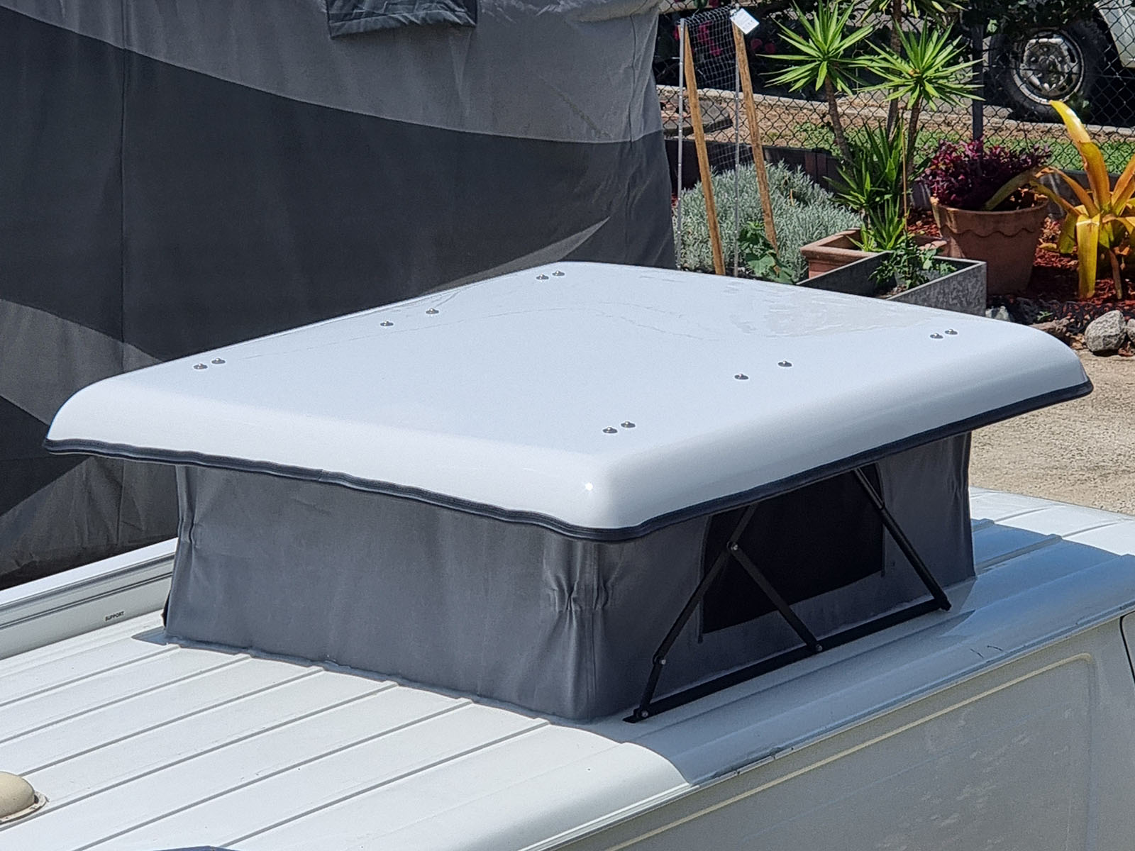 Topview of half sized pop up roof sliding door area