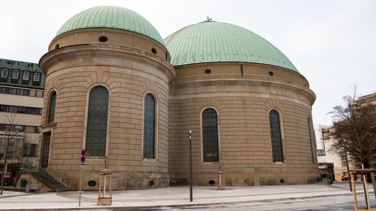 Die Denkmalschutzbehörden haben den Umbau der St.-Hedwigs-Kathedrale trotz erheblicher Bedenken genehmigt (Bernd von Jutrczenka/dpa)