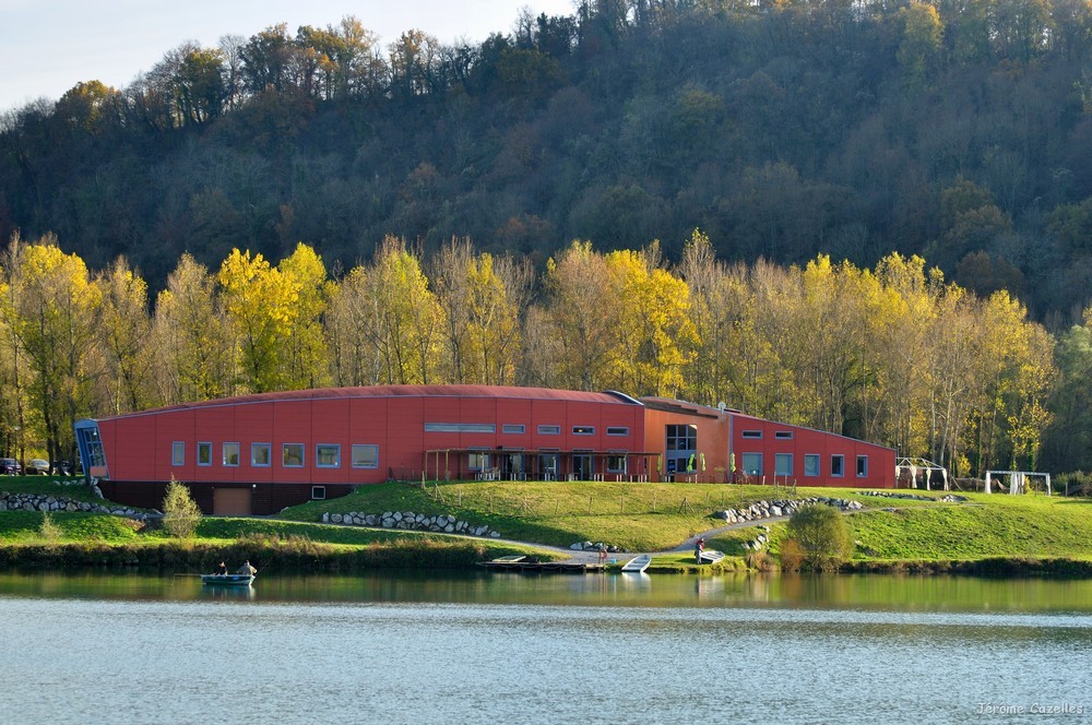 La maison des lacs, l'accueil des vacanciers, le restaurant, le bar et sa terrasse.