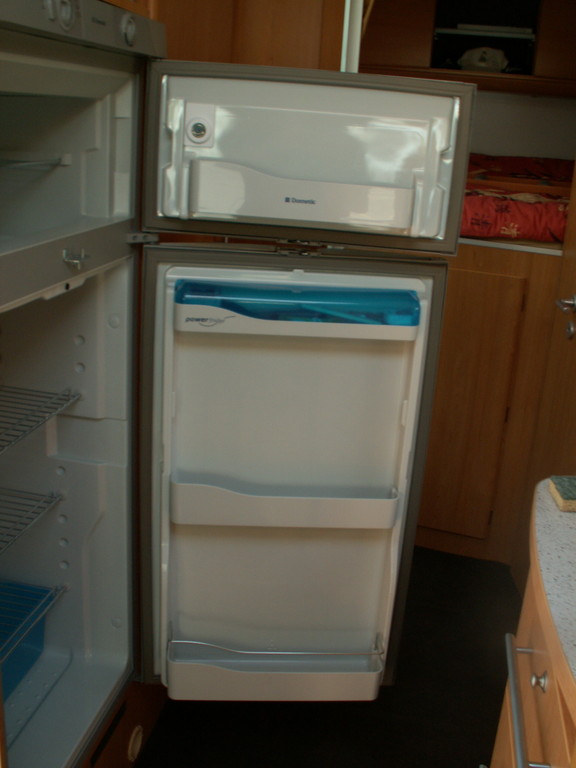 réfrigérateur congélateur de 150 litres.