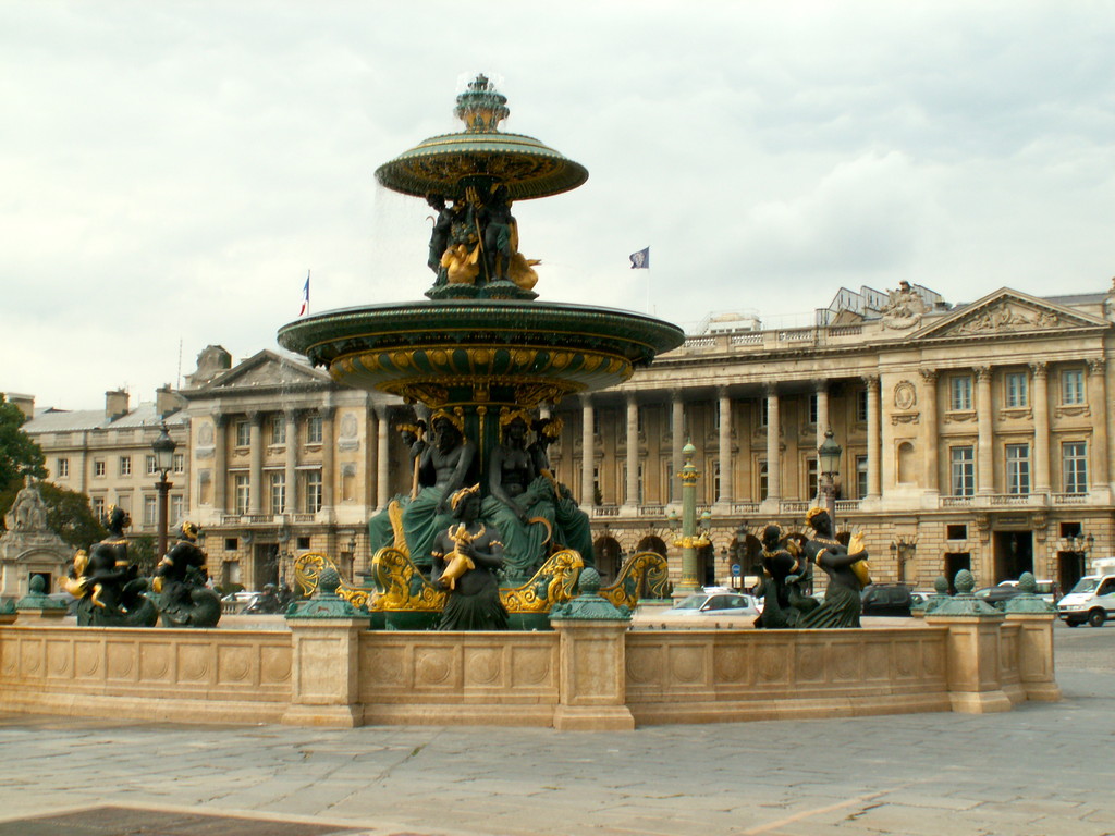 Fontaine devant le Crillon sur la place de la concorde
