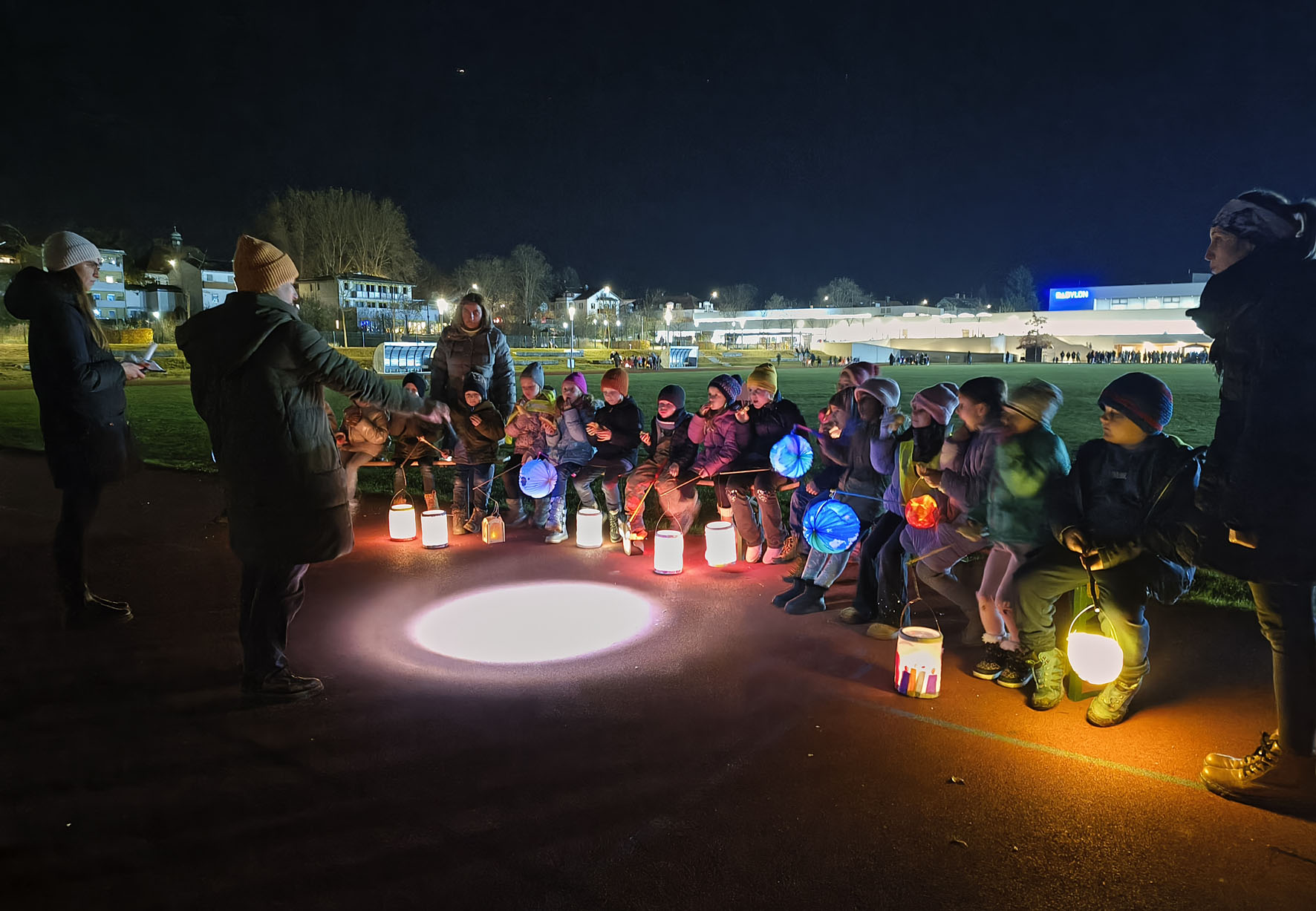 Strahlende Lichter und leuchtende Augen: Grundschule Freilassing feiert stimmungsvolles Sankt-Martins-Fest