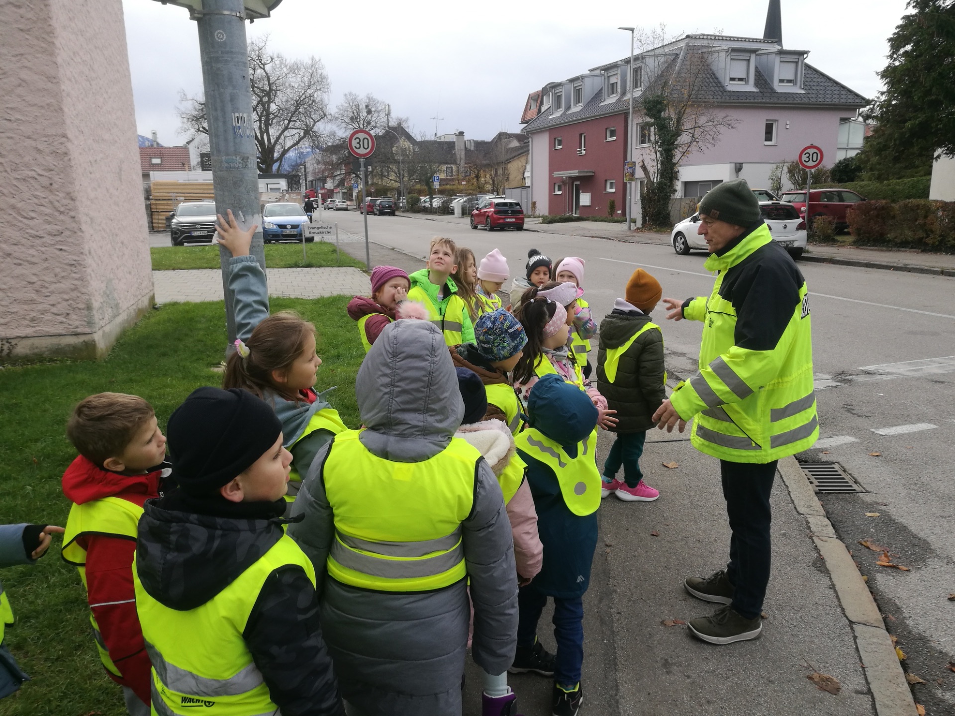Sicher unterwegs: Schulwegtraining für die Erstklässler mit der Verkehrswacht BGL