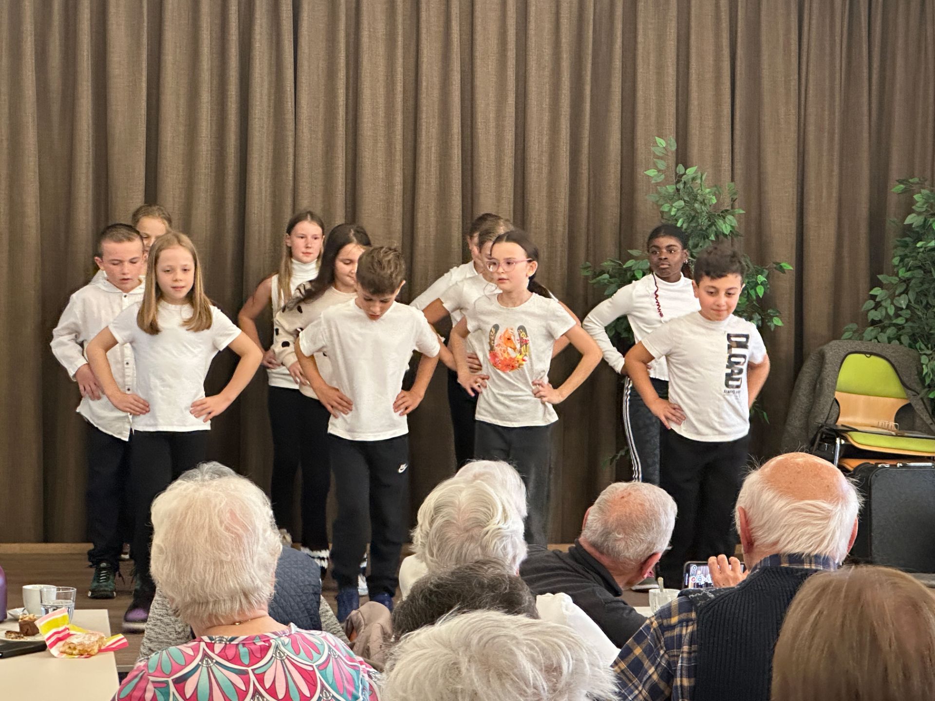 Unsere Grundschüler begeistern im Seniorencafé