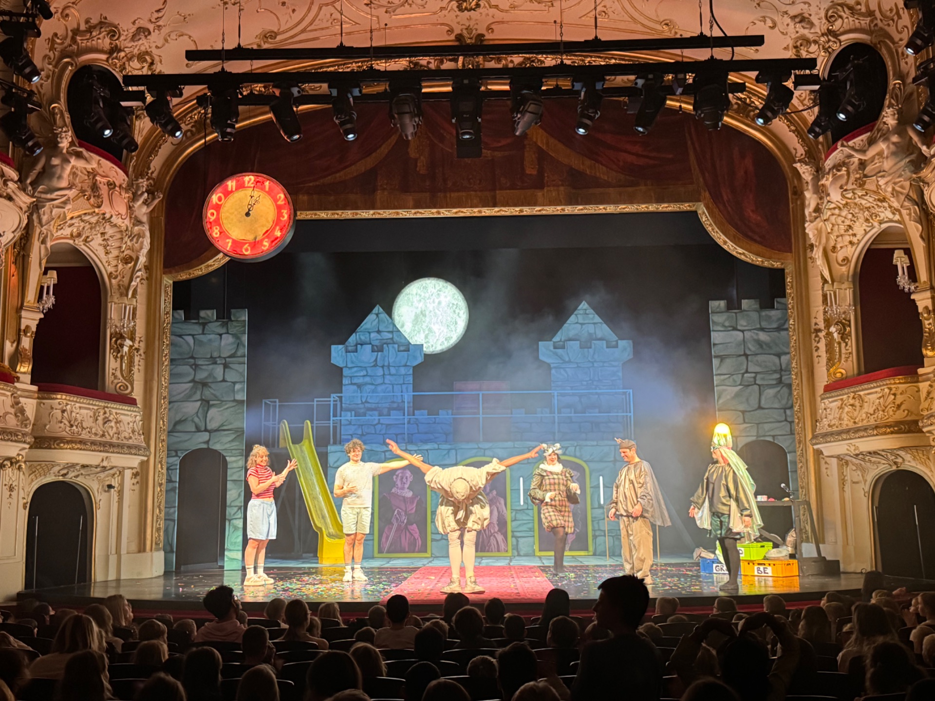 Theaterbesuch der 2. Klassen