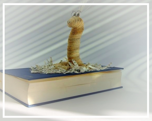 (011) Bücherwurm Paul (Körperdurchmesser 2,5cm) auf Buch sitzend 49,00€   zzgl. Versandkosten. Nur Beispiel bereits verkauft