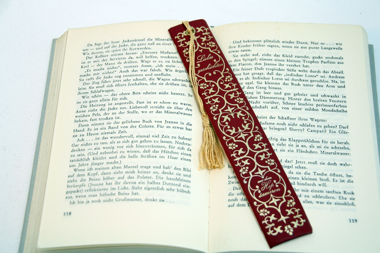 VERKAUFT Lesezeichen aus dem Buchrücken "Die schönsten Liebesgeschichten" aus dem Heptameron, mit einer Quaste aus Perlglanzgarn         