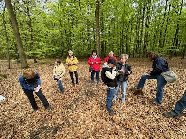 Was bedeutet der Wald eigentlich für mich? Hierzu schrieben die Teilnehmerinnen und Teilnehmer ihre Gedanken nieder.