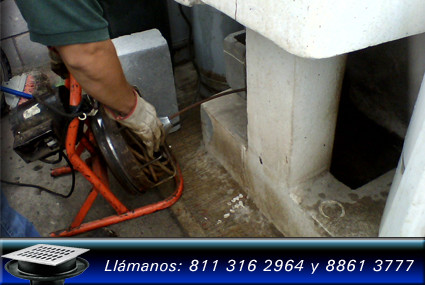 Plomero Fontanero en Monterrey, alcantarilla, plomero destapando drenaje