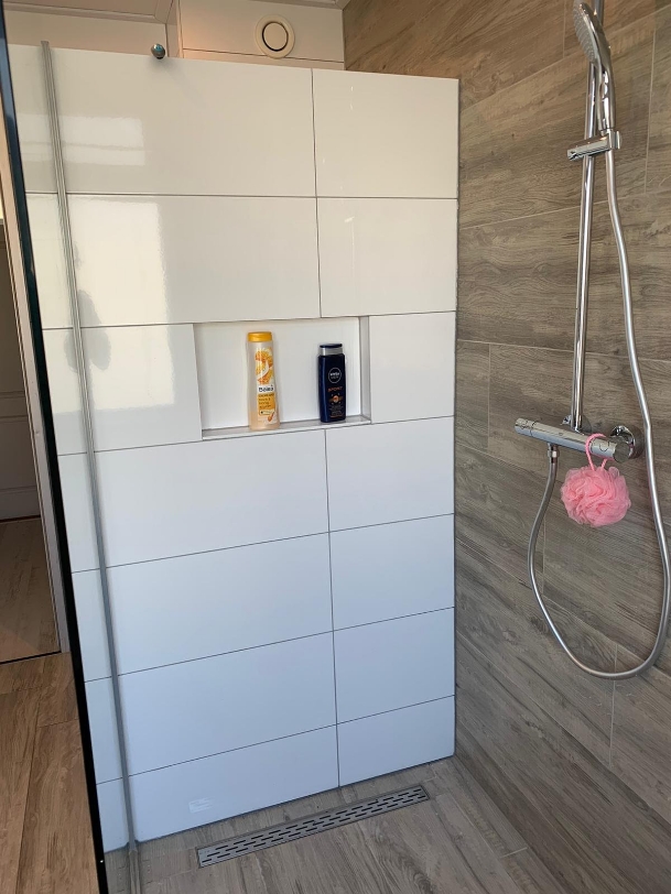 Inloop douche met 120 cm bij 30cm tegels  doorlopend op de muur 