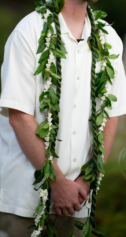 Maile white crown flower lei - Website of halatropicalflowers!