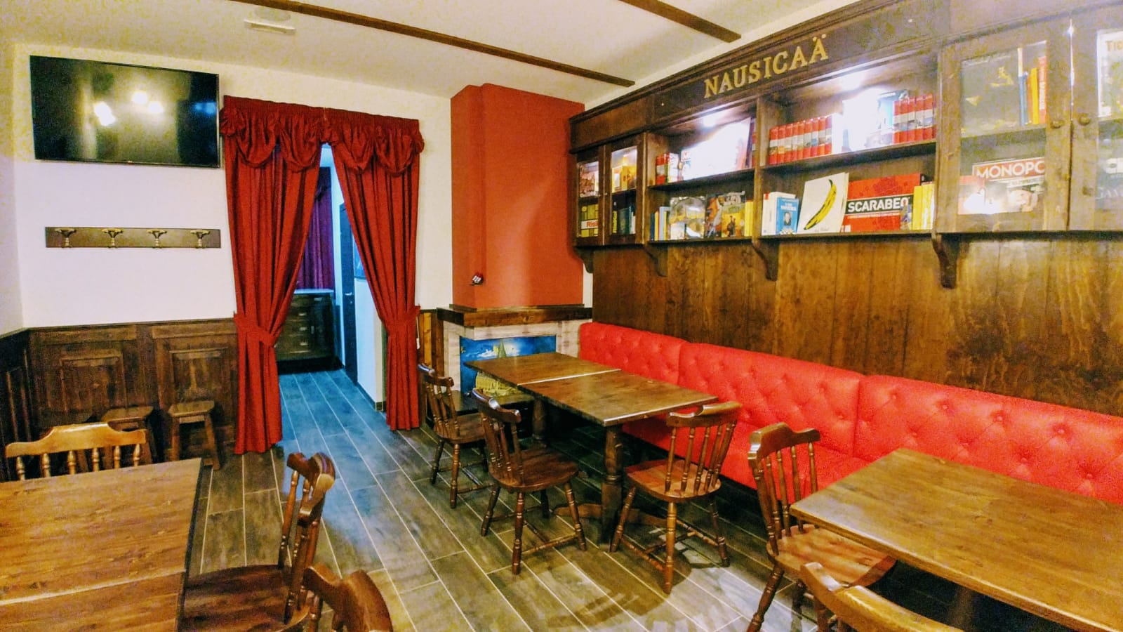 Arredi per Classic Pub Con noi puoi scegliere il locale dei tuoi sogni tra innumerevoli varianti. Progettazione e realizzazione di arredamenti  su misura