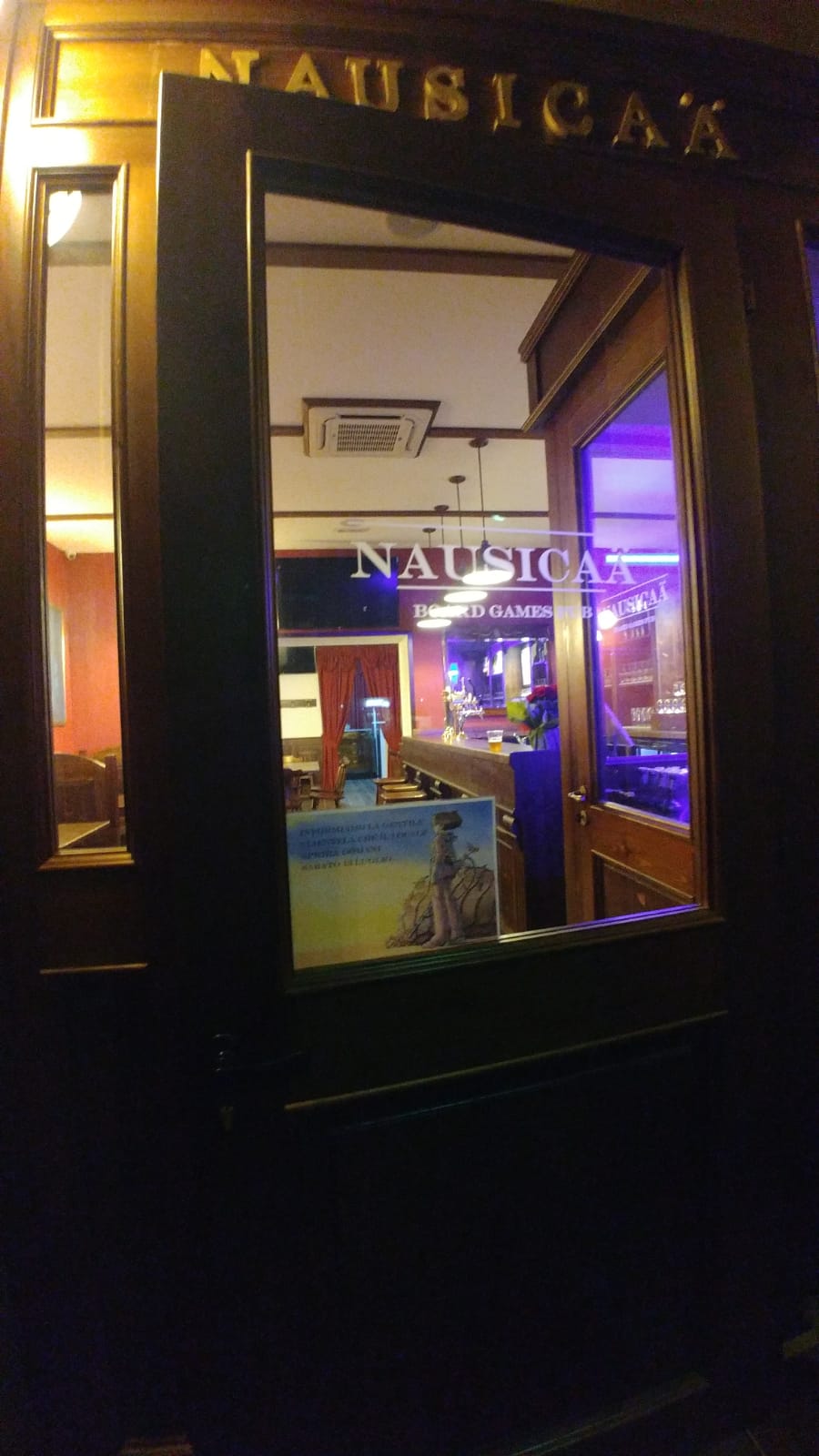 Progettazione realizzazione pub in bancone in legno per irish pub anche solo sgabelli, angolo panca, divanetti, base tavoli direttamente dal sito online, e commerce, vendita online, consulenza, progettazioni e servizi realizziamo pub da oltre 20 anni, con